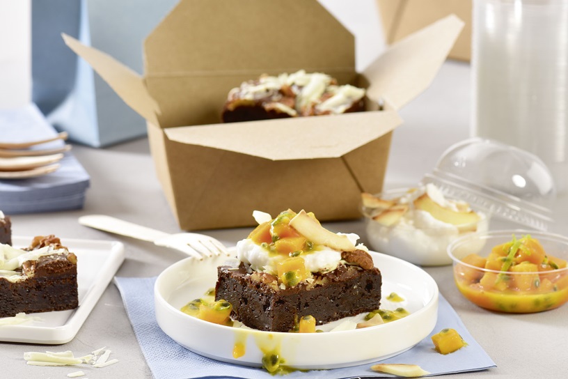 Brownie de nueces pacanas con yogur de coco, mango y maracuyá