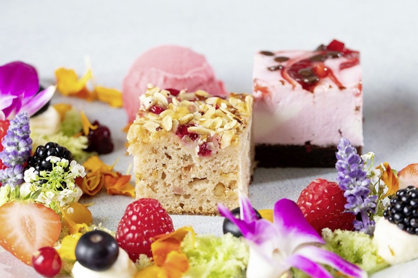 Un trío formado por el sorbete de frambuesa, la tarta de fresas y los rectángulos de plátano y grosella.