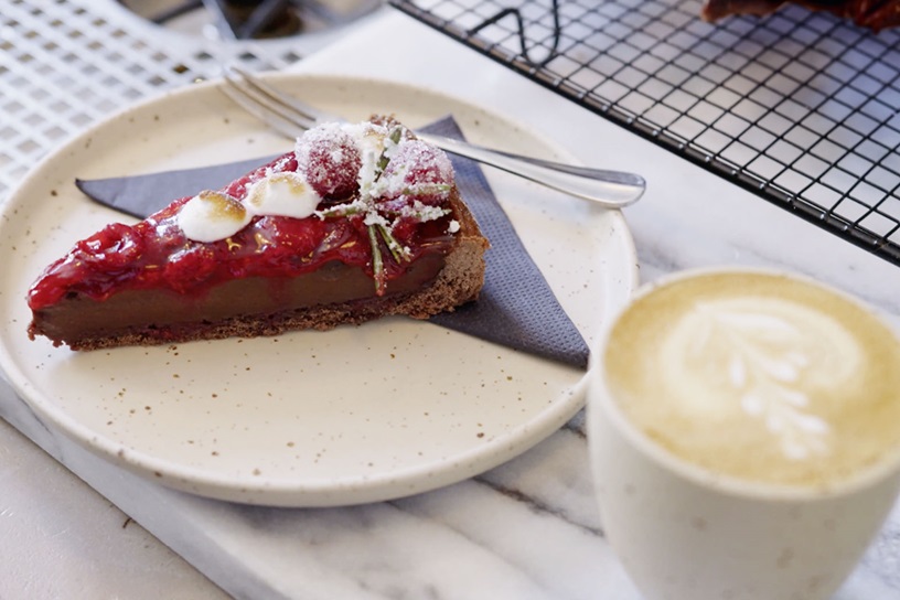 Chocolade-framboos cake met meringue en een winterse touch